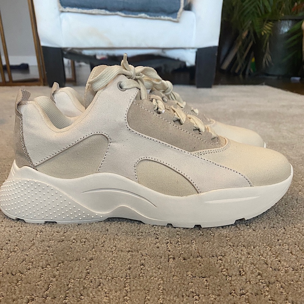 Women’s H&M white and tan shoes
